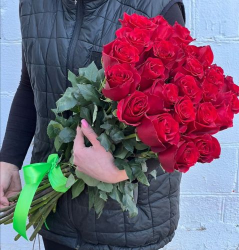 "Севилья"- букет из красных роз с доставкой по городу по Кемерово